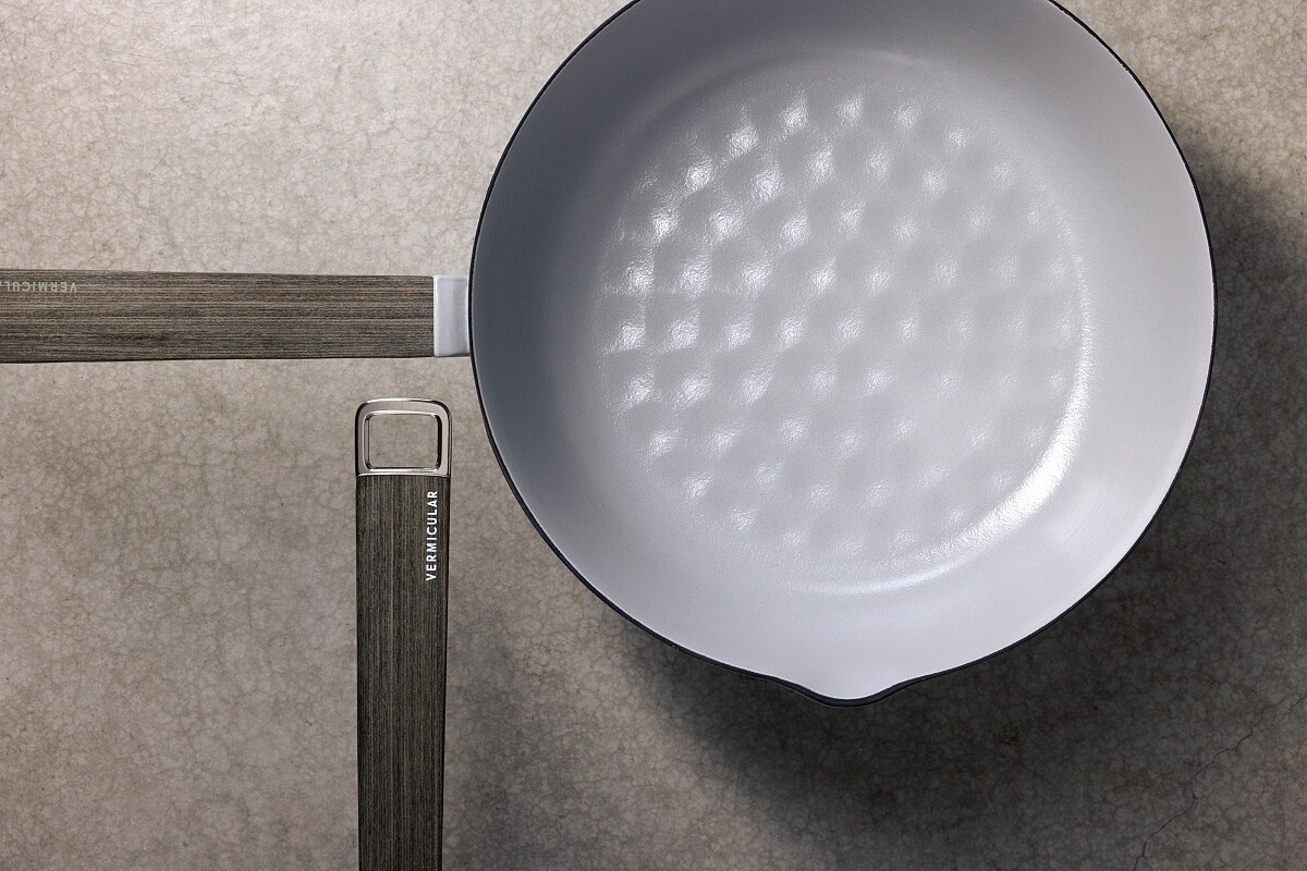 VERMICULAR」以薄壁鑄鐵技術打造，因此大尺寸20cm的琺瑯鑄鐵雪平鍋重量不到一公斤。