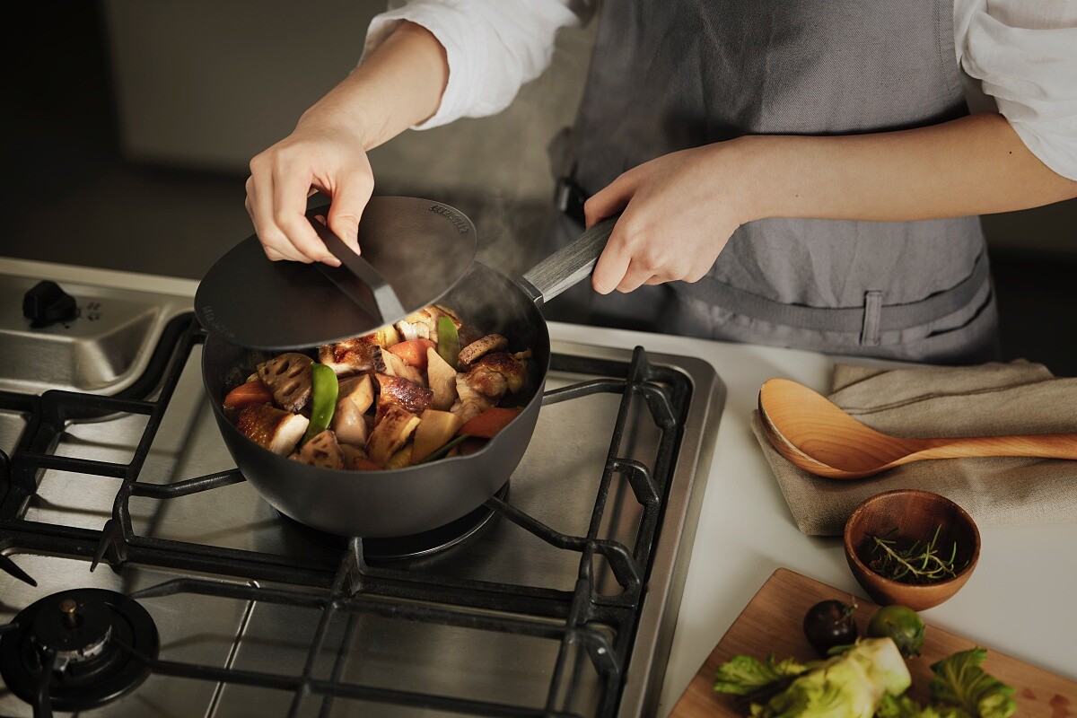 品牌提出「煎蒸鎖鮮」概念。