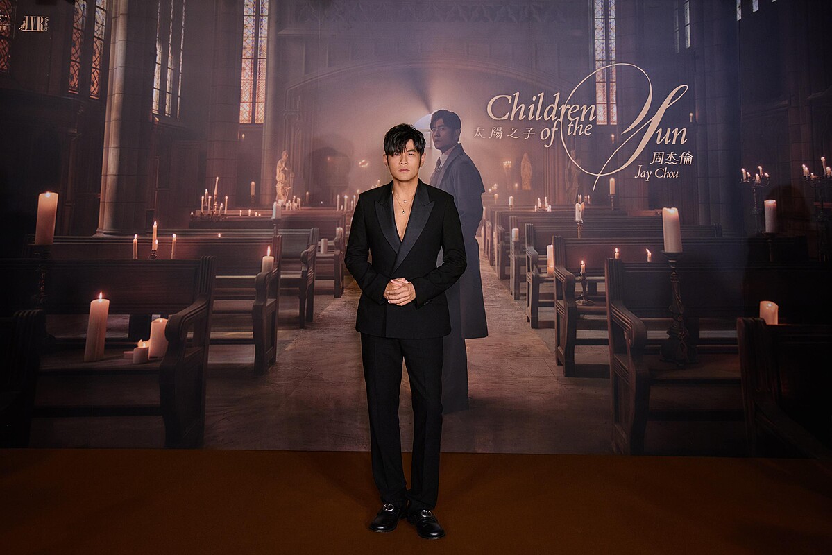 周杰倫穿著Dior 2026秋季時裝與Étoile des Vents珠寶出席全新專輯《太陽之子》發表會@杰威爾音樂