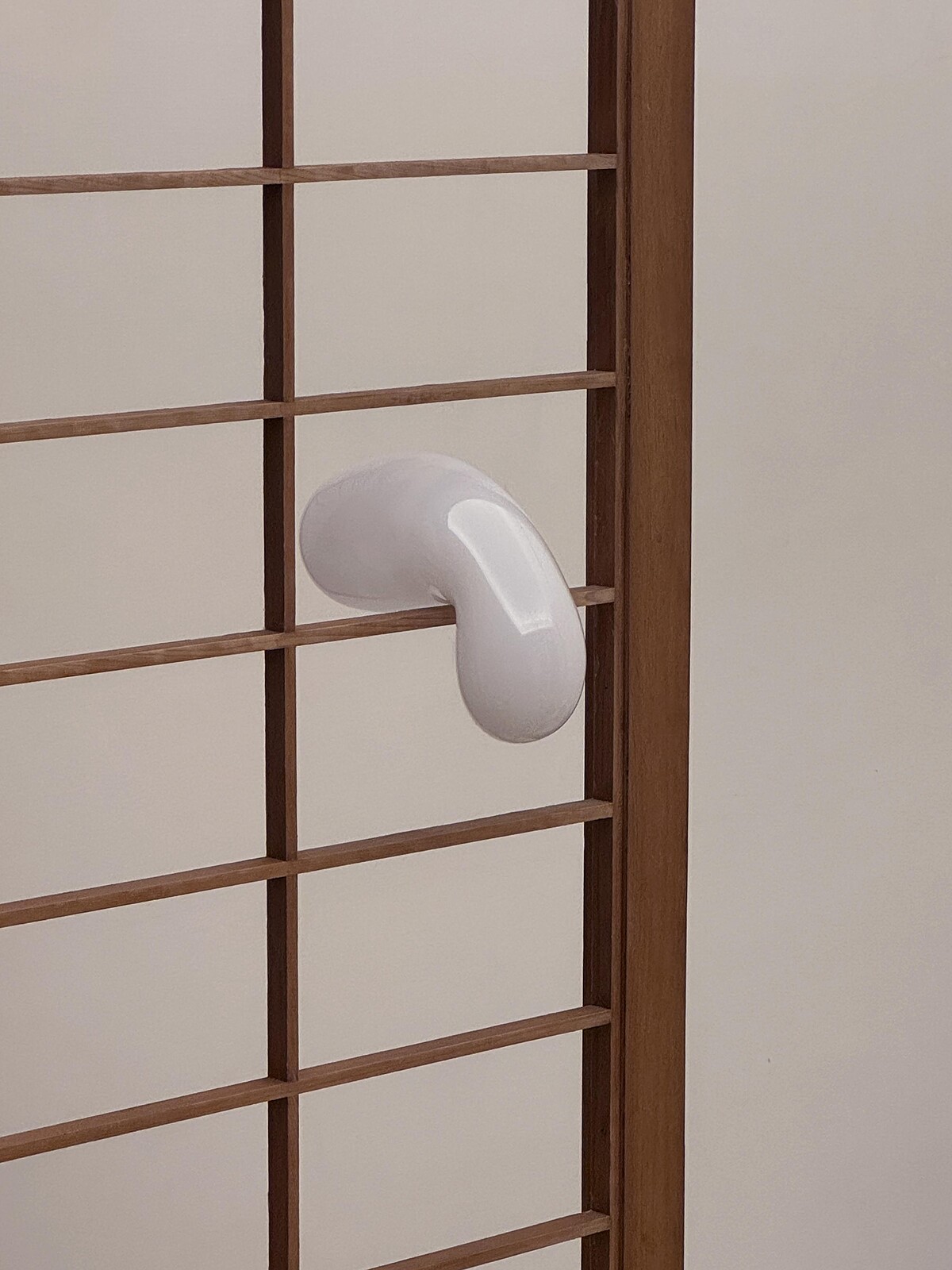 巴塞爾藝術展香港展會 2026|黃麗音 Steph Huang|嫁接(局部)|木、手工吹製玻璃、低碳鋼、鋁、銅、青銅、顏料、玻璃、金屬線、混凝土、樹脂、榻榻米墊、燈泡|220 × 800 × 1200 cm(尺寸可變)|圖片提供:藝術家與貝浩登 Courtesy of the artist and Perrotin