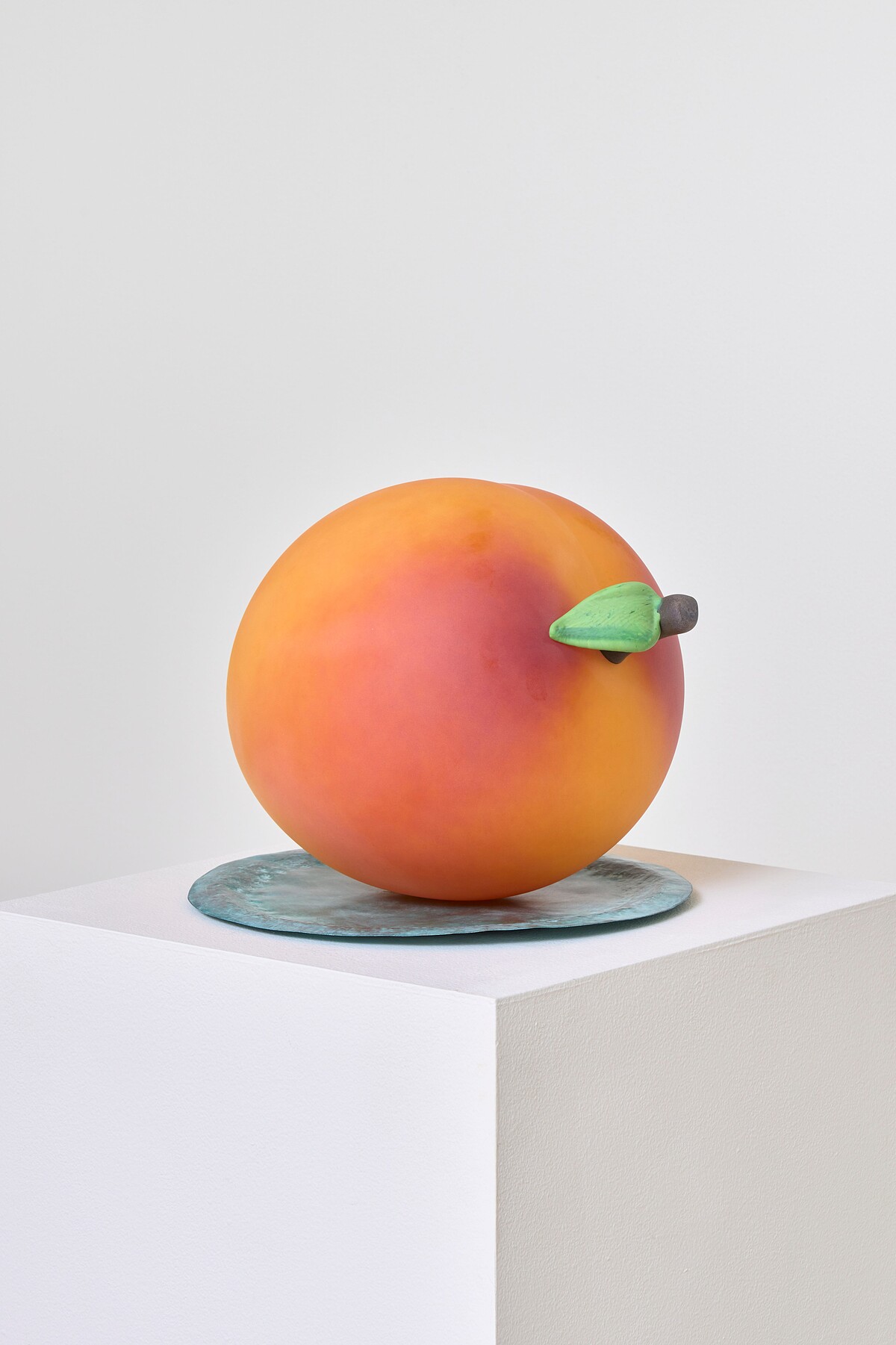 黃麗音:當相遇發生時|2025年|貝浩登(東京)|Momotarō ii, 2025 Hand-blown glass, patinated copper 25 × 35 × 25 cm Courtesy of the artist and Perrotin Photo: Osamu Sakamoto