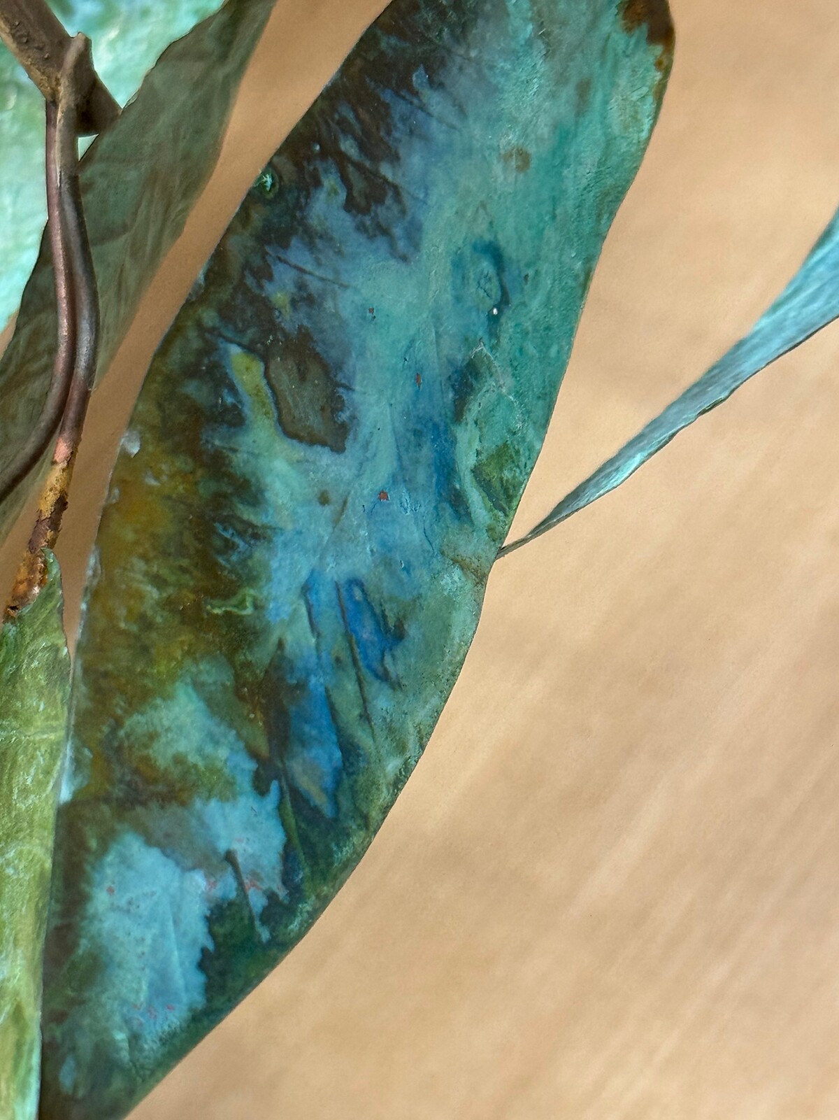 巴塞爾藝術展香港展會 2026|黃麗音 Steph Huang|嫁接(局部)|木、手工吹製玻璃、低碳鋼、鋁、銅、青銅、顏料、玻璃、金屬線、混凝土、樹脂、榻榻米墊、燈泡|220 × 800 × 1200 cm(尺寸可變)|圖片提供:藝術家與貝浩登 Courtesy of the artist and Perrotin