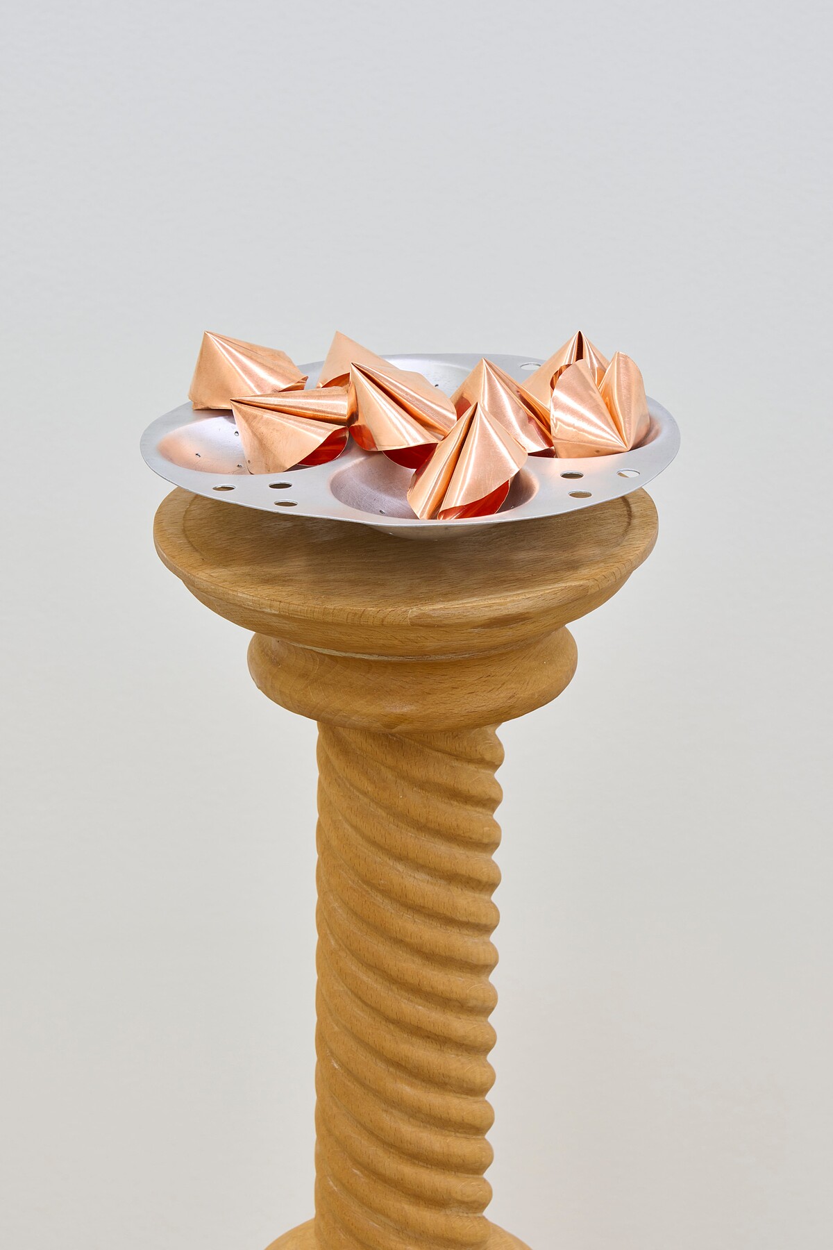 黃麗音:當相遇發生時|2025年|貝浩登(東京)|The Column of Fortune (detail), 2025 Wood, aluminium, copper 100 × 22 × 22 cm Courtesy of the artist and Perrotin Photo: Osamu Sakamoto