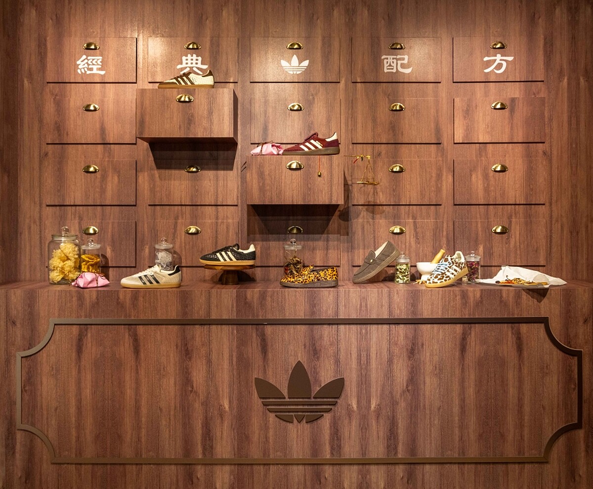 中藥行場景中展出的是春夏系列話題鞋款。