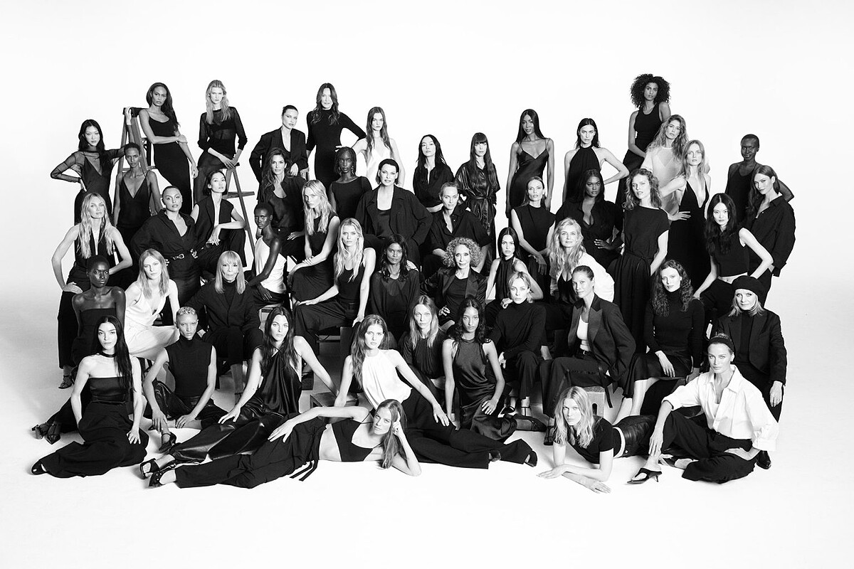 品牌五十週年邀請頂級超模群像演繹彷彿一線時裝大片的影像呈現