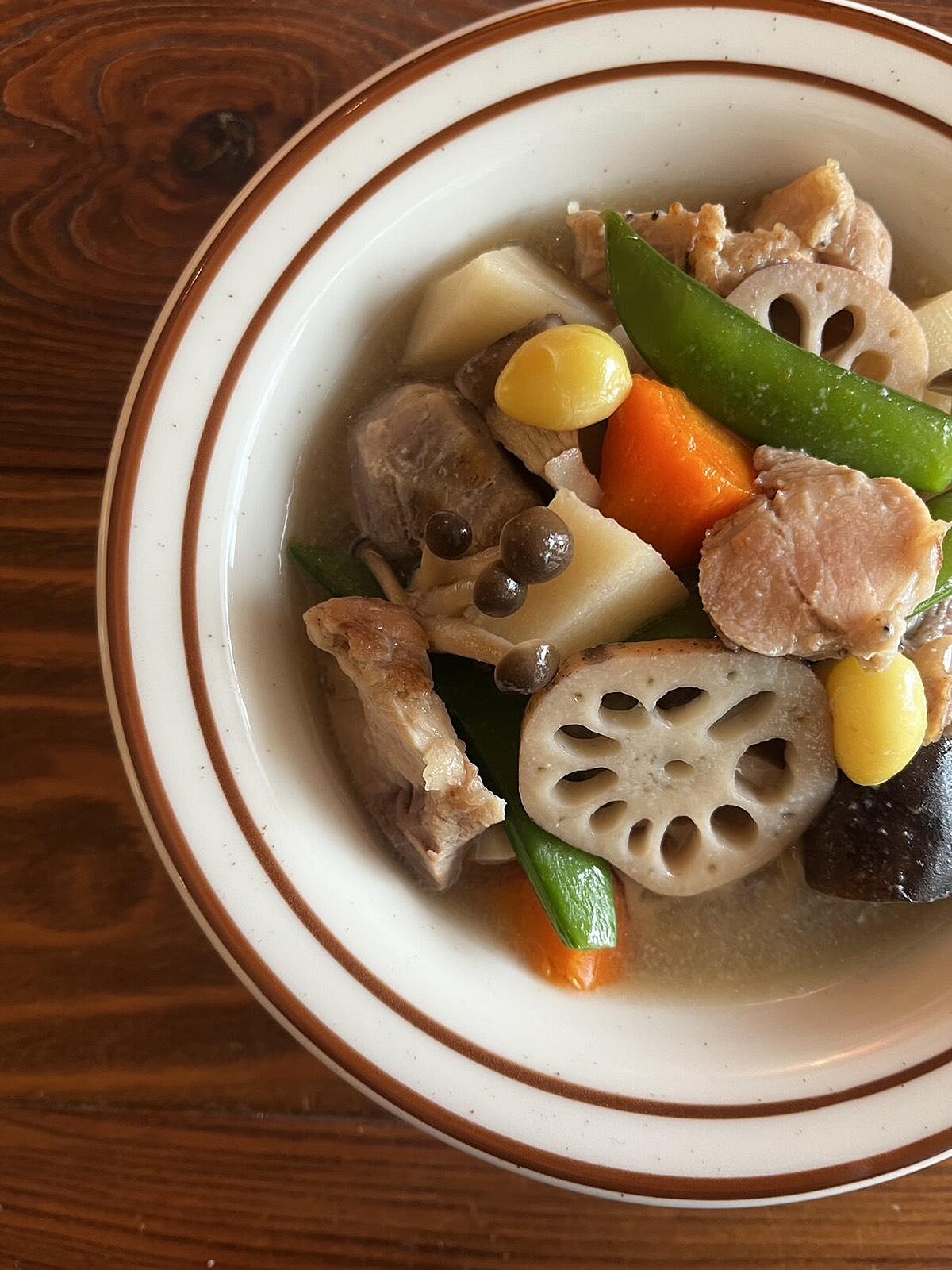 本屆以 Can Can 之名參展，攜手台北清酒吧丘香（春未來）推出聯名小食，以新潟「能平湯」為靈感，轉譯為屏東飯湯，搭配新潟清酒呈現。