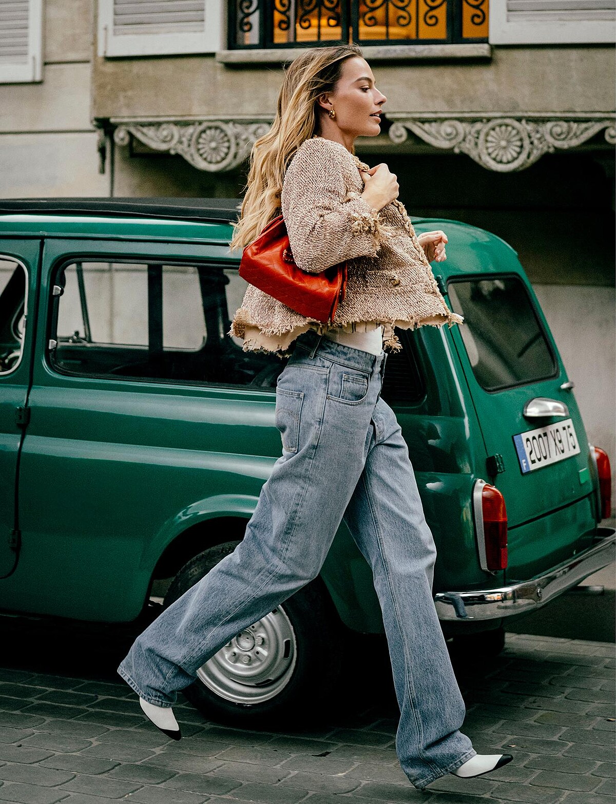 品牌大使Margot Robbie出演CHANEL 25包款最新廣告。