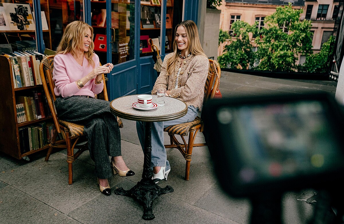 CHANEL 25包款讓Margot Robbie與偶像Kylie Minogue合體。