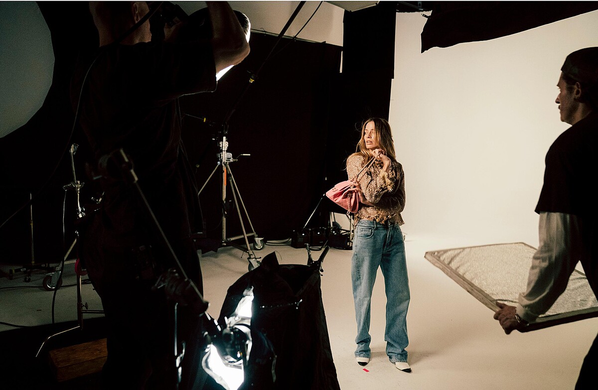 CHANEL 25包款廣告幕後花絮。