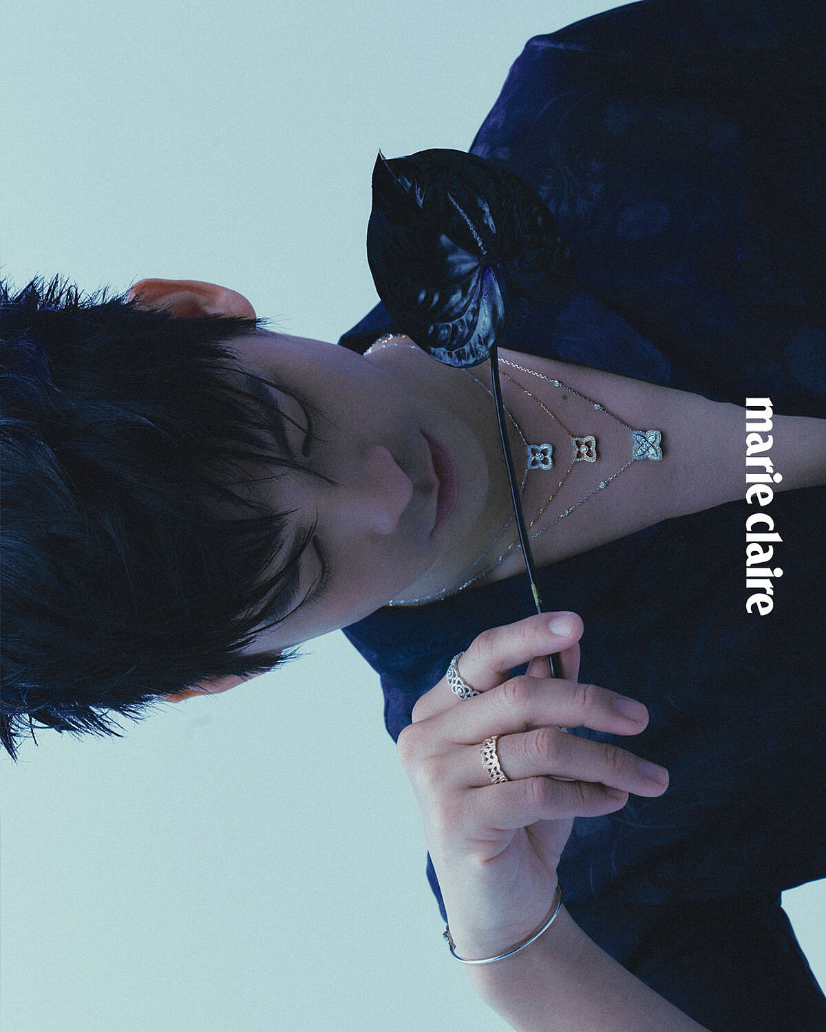 Lotus by DE BEERS 系列白金鑽石吊墜項鍊、玫瑰金鑽石吊墜項鍊、白金鑽石戒指、白金鑽石開放式手環，all by De Beers London；印花襯衫，Gucci。