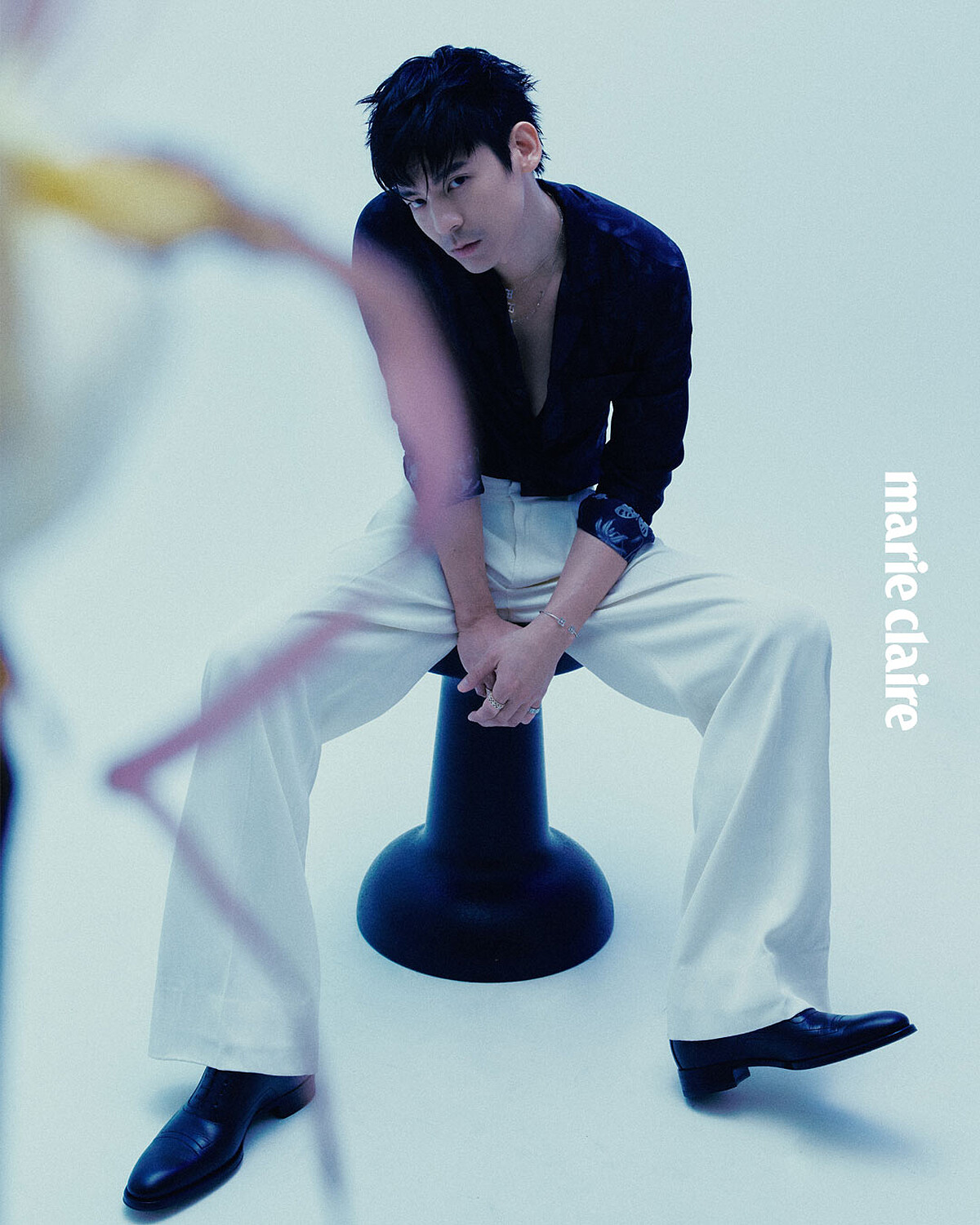 Lotus by DE BEERS 系列玫瑰金鑽石戒指、白金鑽石戒指、白金鑽石開放式手環、白金鑽石吊墜項鍊，all by De Beers London；印花襯衫、黑色皮鞋，both by Gucci；白色長褲，Sandro。