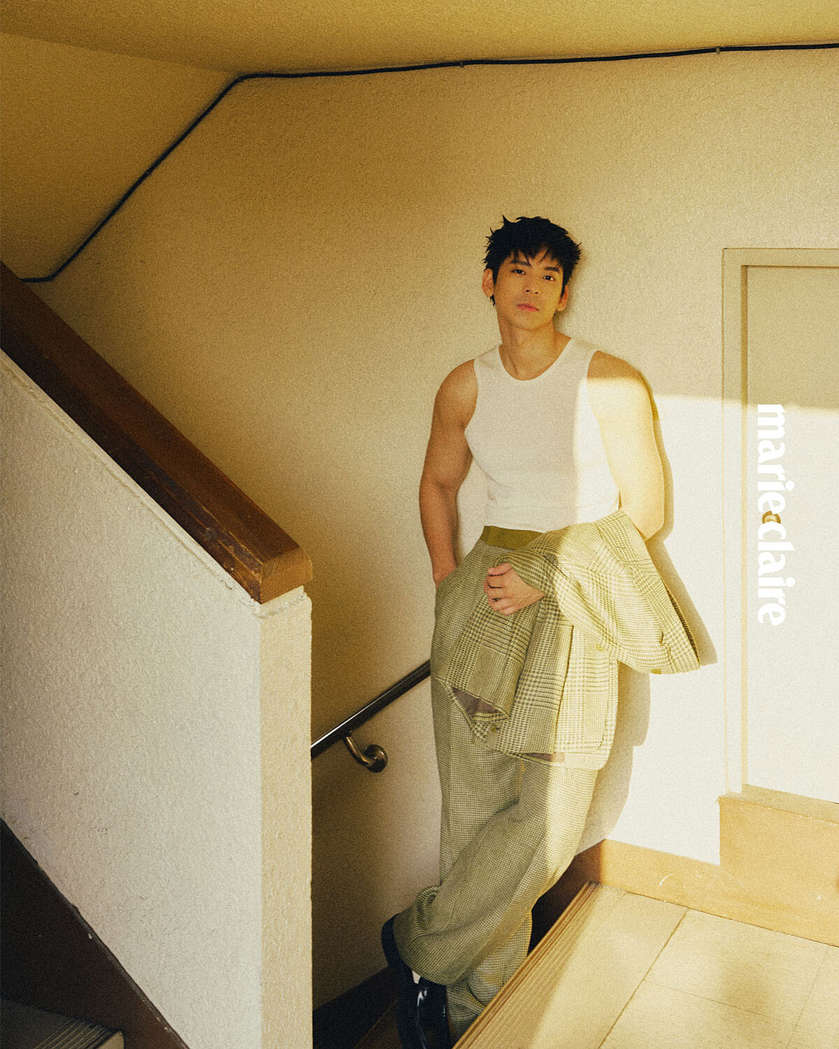 綠色格紋西裝外套、綠色格紋西裝長褲，both by Zegna；白色背心，Sandro。