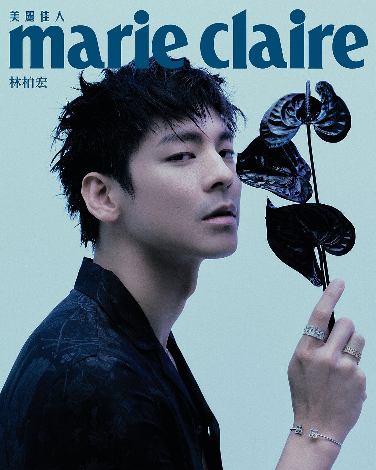 Lotus by DE BEERS 系列白金鑽石戒指、玫瑰金鑽石戒指、白金鑽石開放式手環，all by De Beers London；印花襯衫，Gucci。