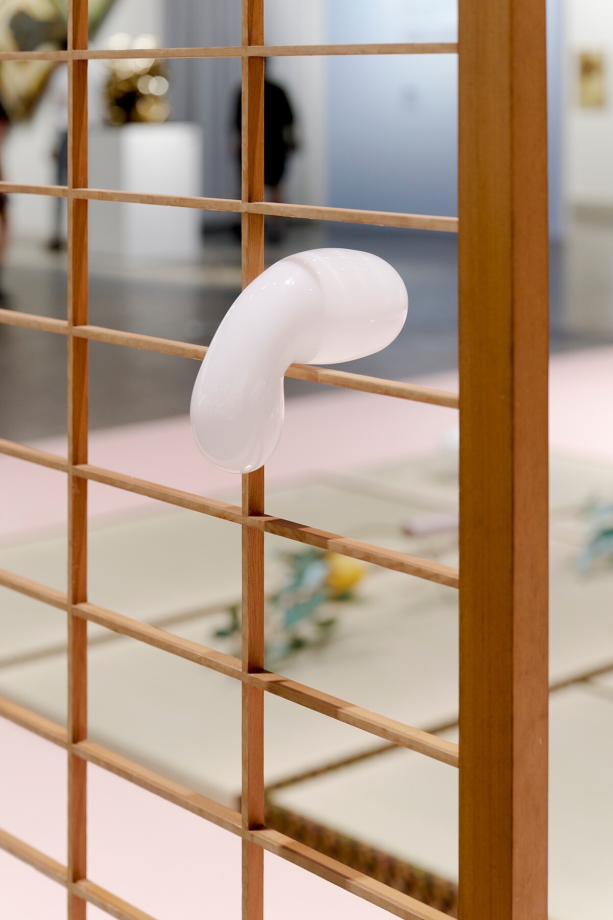 2026巴塞爾藝術展香港展會|黃麗音 Steph Huang|嫁接(局部)|木、手工吹製玻璃、低碳鋼、鋁、銅、青銅、顏料、玻璃、金屬線、混凝土、樹脂、榻榻米墊、燈泡|220 × 800 × 1200 cm(尺寸可變)|圖片提供:藝術家與貝浩登