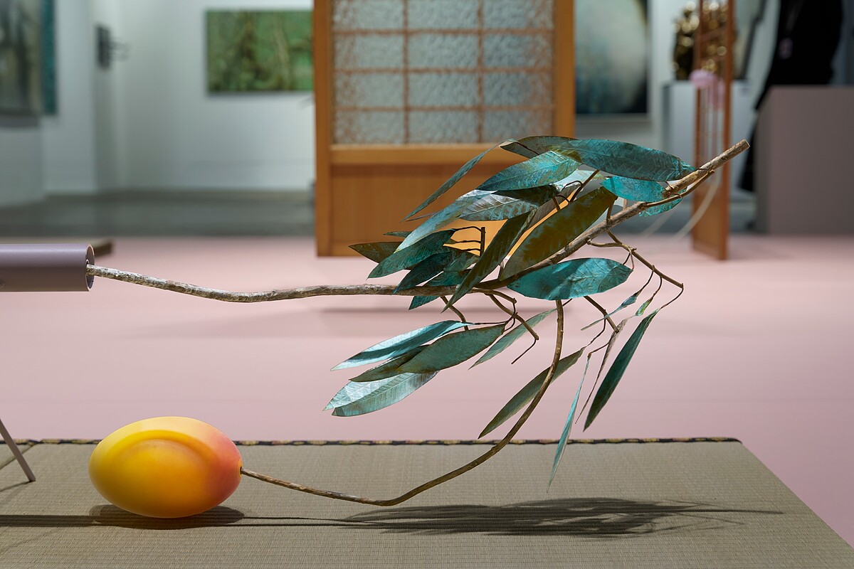 2026巴塞爾藝術展香港展會|黃麗音 Steph Huang|嫁接(局部)|木、手工吹製玻璃、低碳鋼、鋁、銅、青銅、顏料、玻璃、金屬線、混凝土、樹脂、榻榻米墊、燈泡|220 × 800 × 1200 cm(尺寸可變)|圖片提供:藝術家與貝浩登