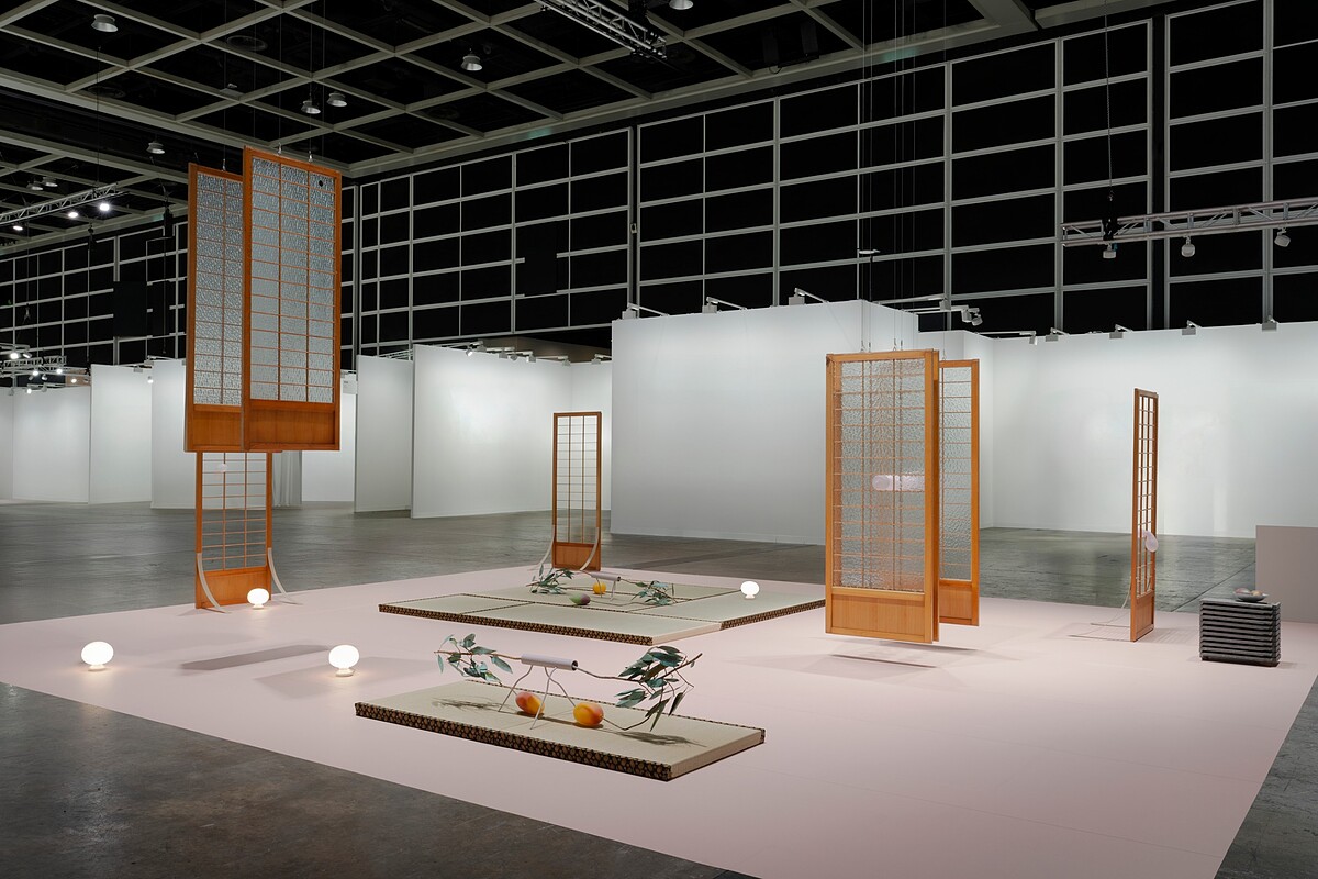 黃麗音《嫁接》於巴塞爾藝術展香港展會「藝聚空間」現場,2026。 攝影:包夢琪。圖片提供:藝術家與貝浩登