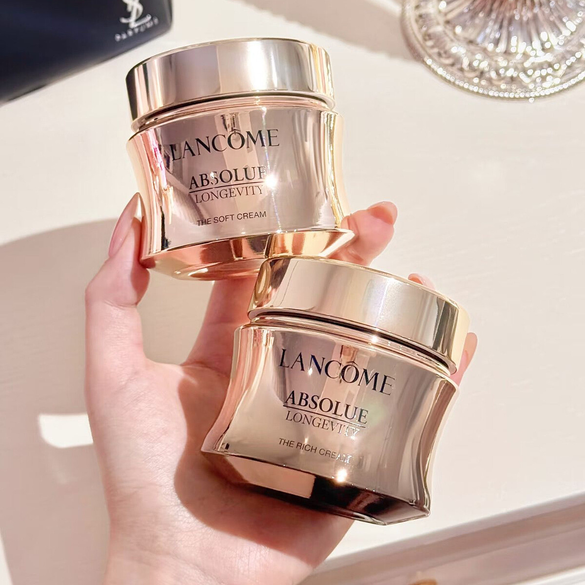 圖片來(lái)源：小紅書@笑發(fā)財(cái)?shù)耐姘?></picture><figcaption>圖片來(lái)源：小紅書@笑發(fā)財(cái)?shù)耐姘?/figcaption></figure></p><h2>[頂級(jí)省錢術(shù)]買一送一！頂級(jí)濃萃乳霜首四日激省NT$7,650，全檔期買大再送小</h2><p>緊貼韓國(guó)2026熱門療程，首創(chuàng)雙注入的全新永生玫瑰濃萃霜，不僅引領(lǐng)的頂級(jí)逆齡思路，從源頭阻斷老化循環(huán)、156%倍速修護(hù)肌膚，更實(shí)現(xiàn)了一夜逆齡澎緊的護(hù)膚奇蹟！母親節(jié)優(yōu)惠最有誠(chéng)意的蘭蔻，首四日竟然買正貨送正貨，頂級(jí)絕對(duì)完美系列兩大神霜齊收，馬上現(xiàn)賺NT$7,650！全檔期不限時(shí)也有買大送小優(yōu)惠，輕鬆擁有頂級(jí)保養(yǎng)就趁現(xiàn)在！</p><p><figure><picture><source type=