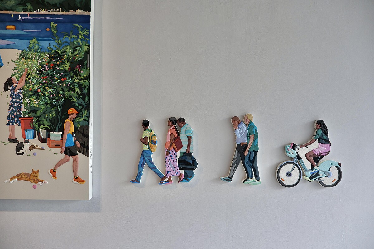 Choi HyeJi 作品在開闊的沙灘背景下展開，捕捉了個體生命在自然循環中交匯的瞬間 。