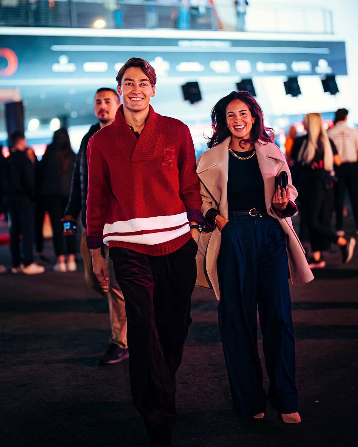 英倫貴公子與 女友 Carmen Mundt 走到哪都是焦點。