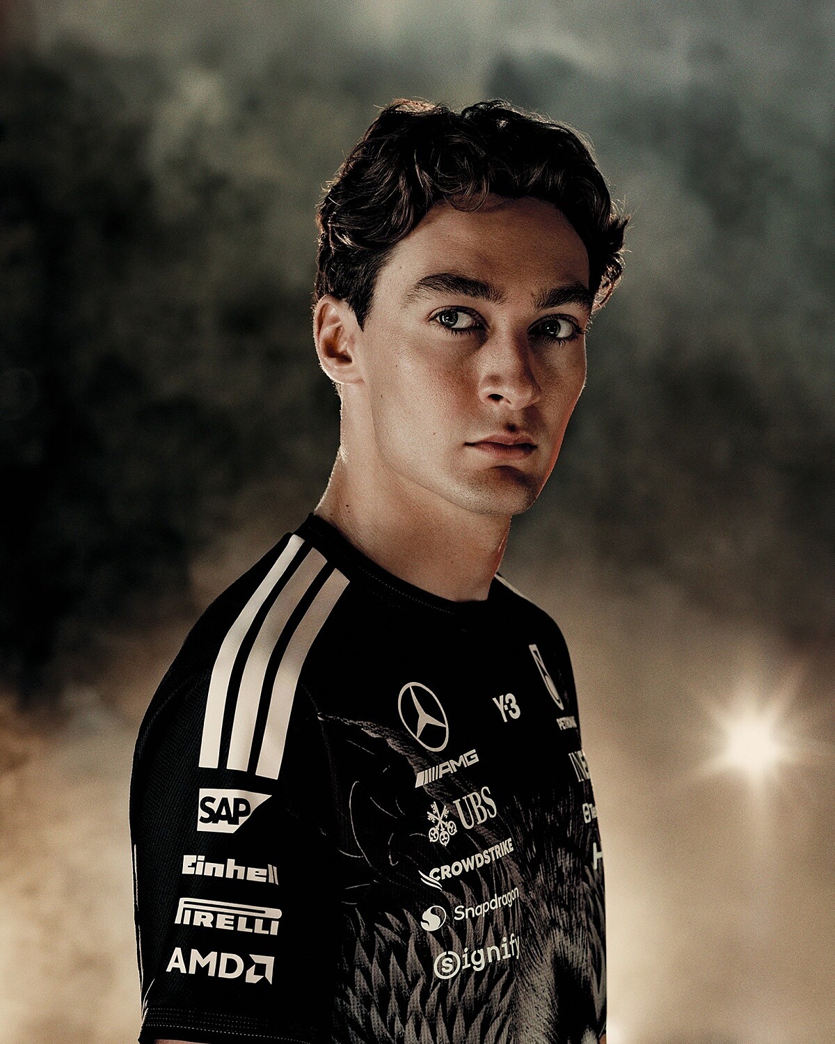 為自家車隊服飾代言。