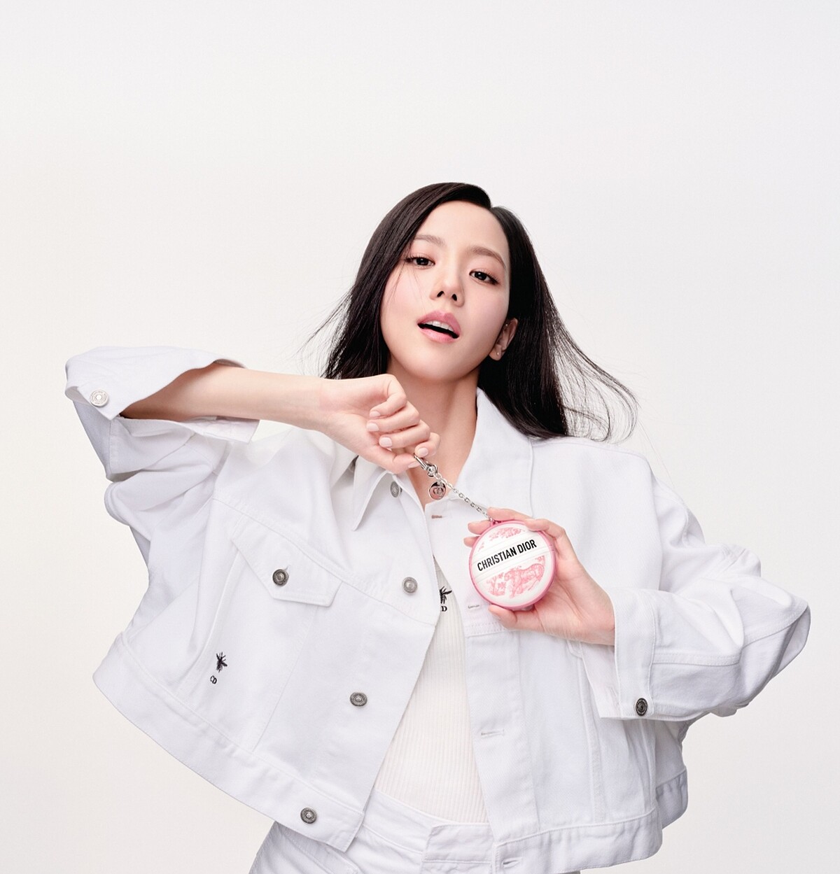 迪奧全球品牌大使金智秀Jisoo演繹迪奧緹花全能修護霜X粉紅約依吊飾。