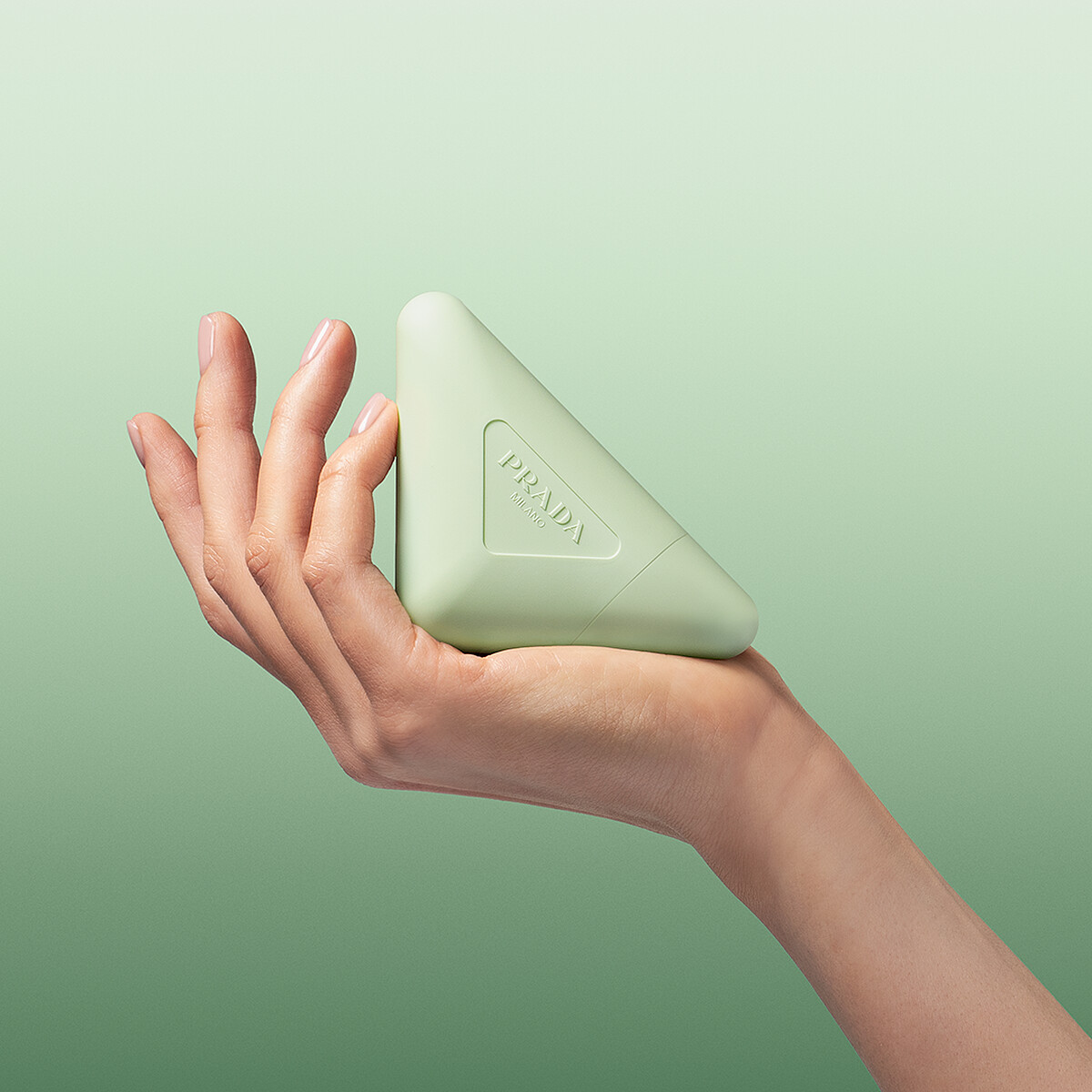 PRADA顛覆綠護手霜。