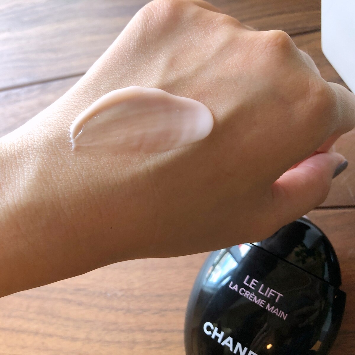 香奈兒3.5-DA彈力緊緻玉手霜質地。