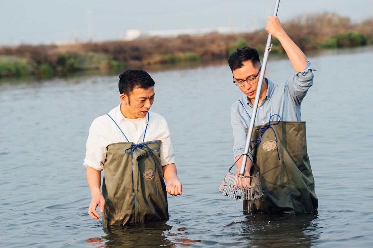 來到「通利水產」,換裝、親自走下魚塭。