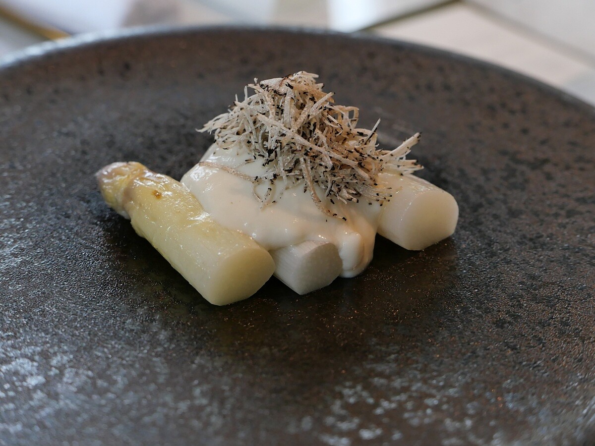 其中一款豆腐讓他發想製作成「白和え醬」搭配蘆筍。