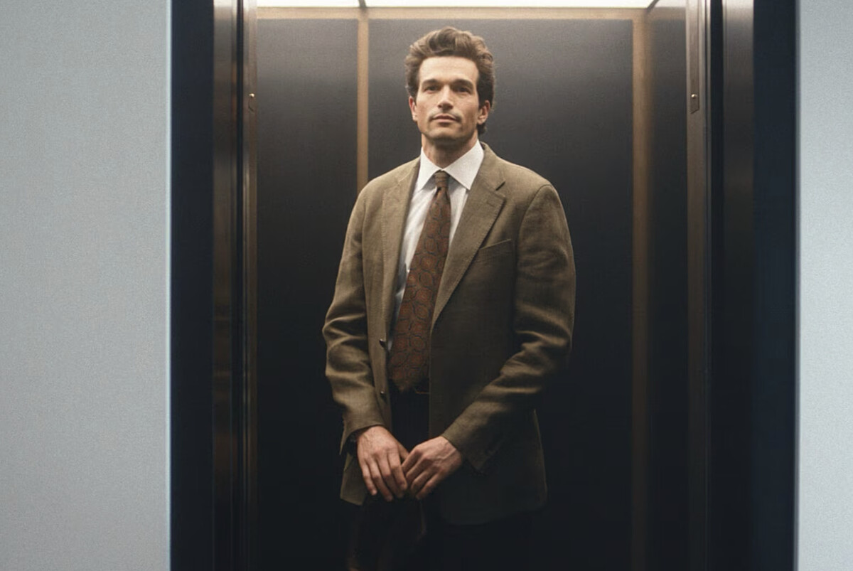 演员 Paul Anthony Kelly 因体型与外貌与 John F. Kennedy Jr. 相当神似而备受瞩目。为了重现这位曾被誉为的公众形象,他在剧中也展现出多场充满魅力与张力的表演,成功捕捉小甘迺迪当年风靡全美的男性气质。