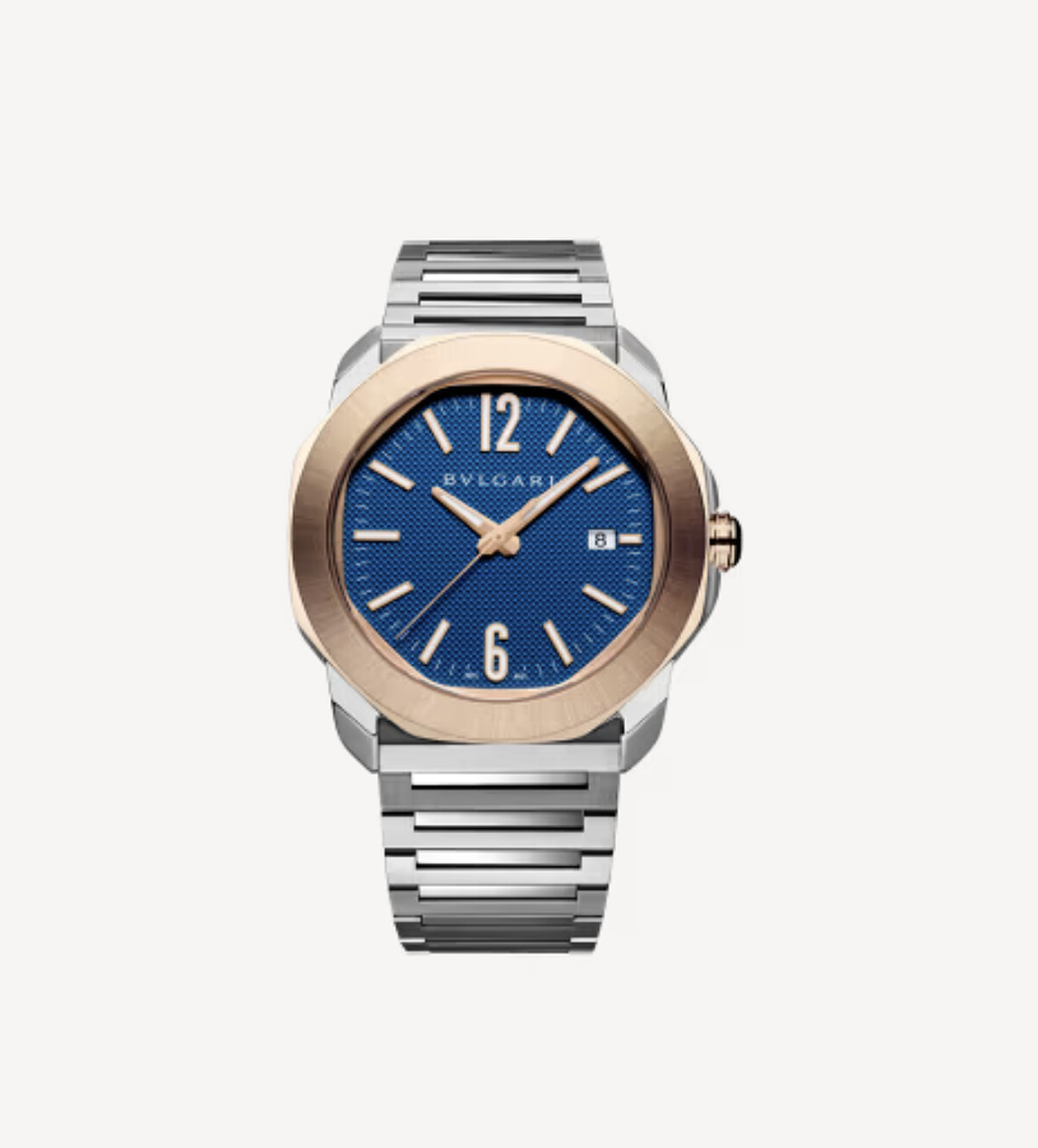 Octo Roma 自動腕錶,搭配可換式藍色橡膠錶帶,緞面和拋光精鋼錶殼及錶帶,18K 玫瑰金錶圈,藍色巴黎釘紋錶盤。搭載寶格麗自製機械機芯。防水深度 100 公尺。參考售價NT$ 320,600