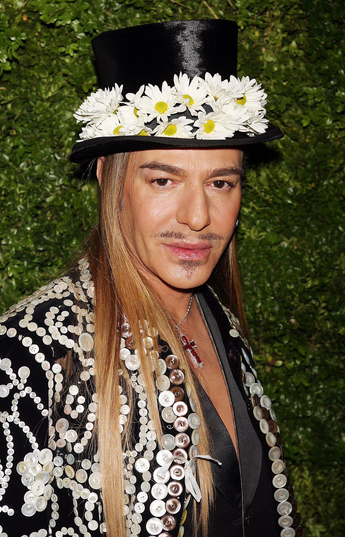 John Galliano。