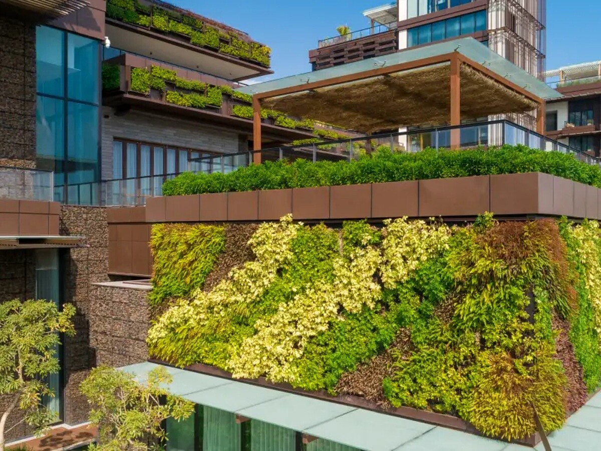 建築外觀有大量綠植點綴。