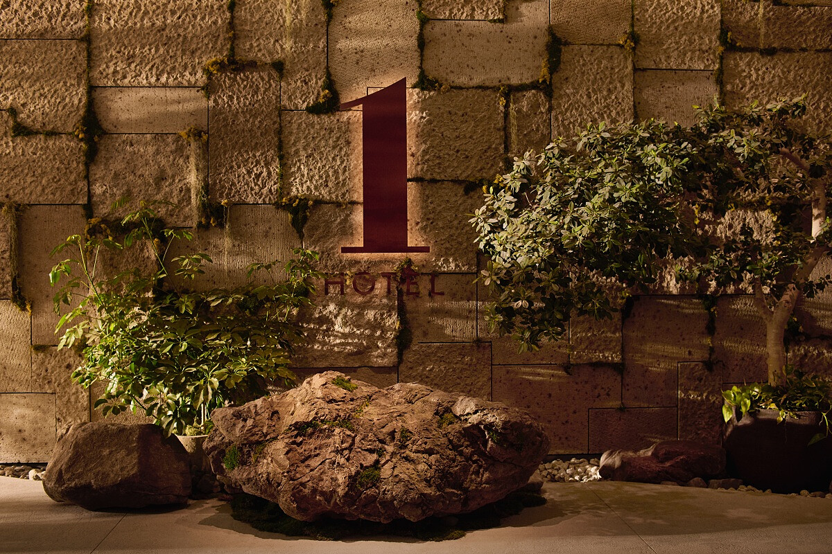 大谷石是日本傳統建材，此處選用呼應皇居護城河的石砌工藝。