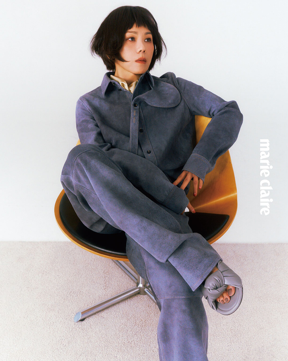 麂皮造型夾克、麂皮造型長褲、絲質斜紋領巾、造型耳環、灰色穆勒鞋，All by Bottega Veneta。