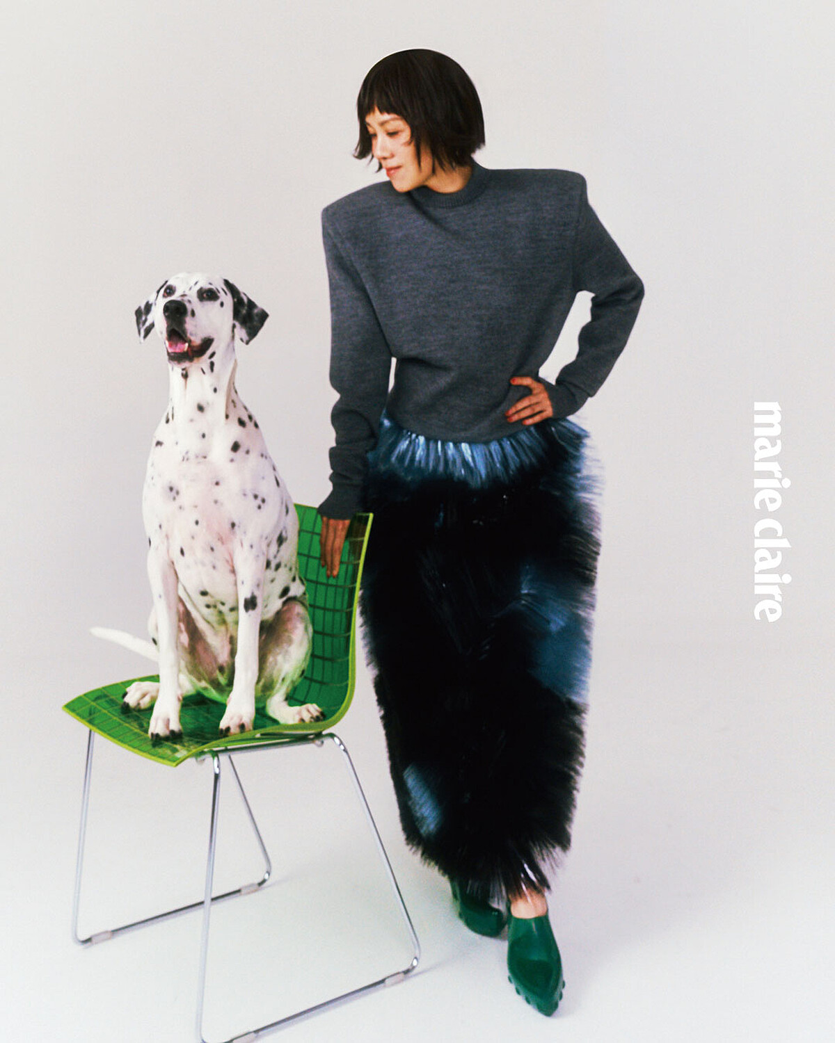 羊毛圓領針織衫、聚酯纖維流蘇群、造型耳環、綠色穆勒鞋，All by Bottega Veneta。