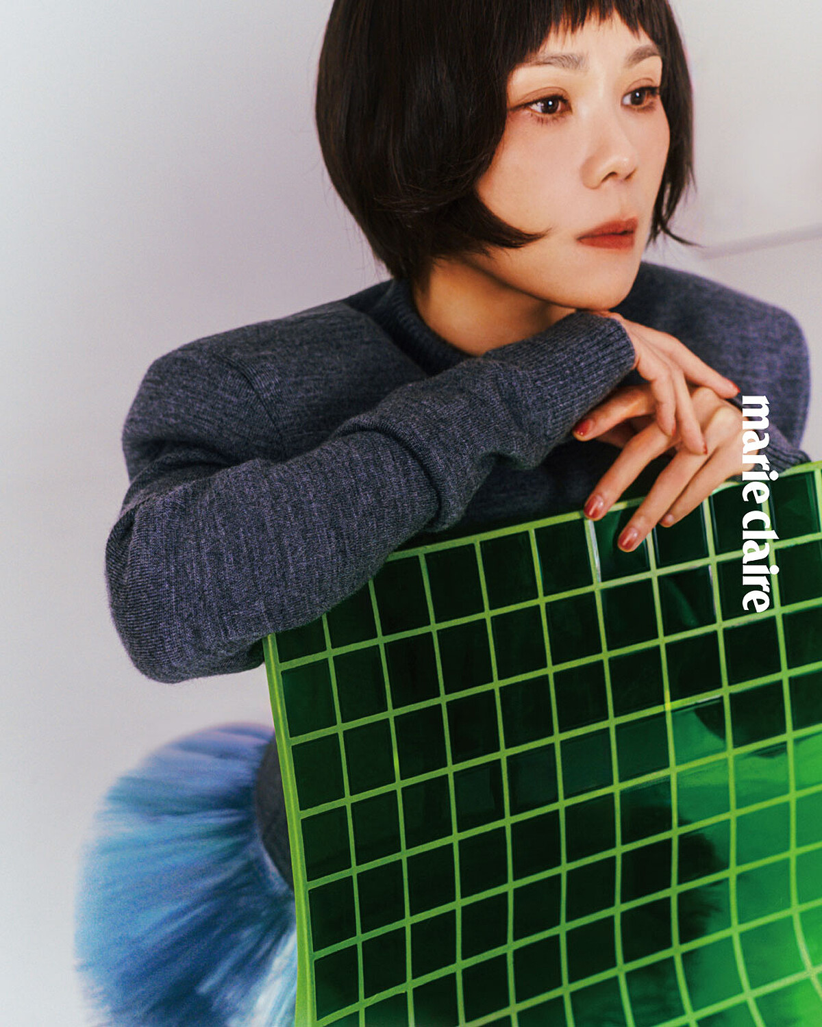 羊毛圓領針織衫、聚酯纖維流蘇群、造型耳環，All by Bottega Veneta。