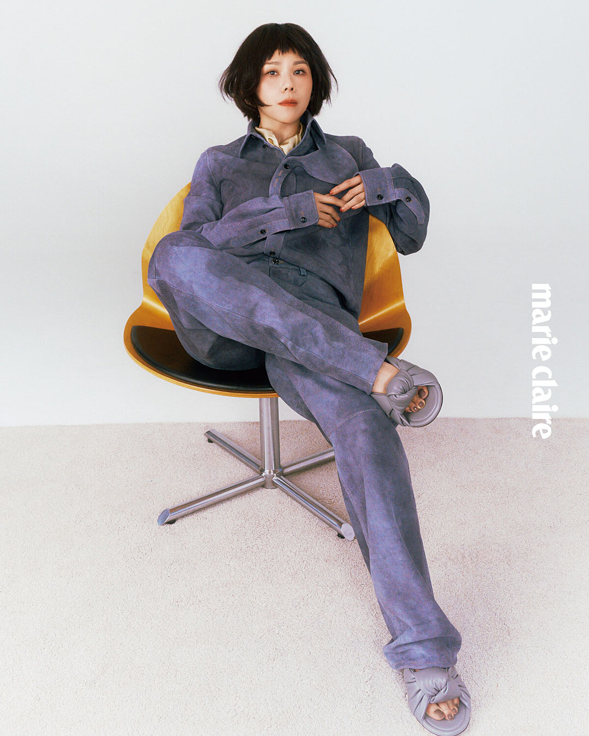 麂皮造型夾克、麂皮造型長褲、絲質斜紋領巾、造型耳環、灰色穆勒鞋，All by Bottega Veneta。