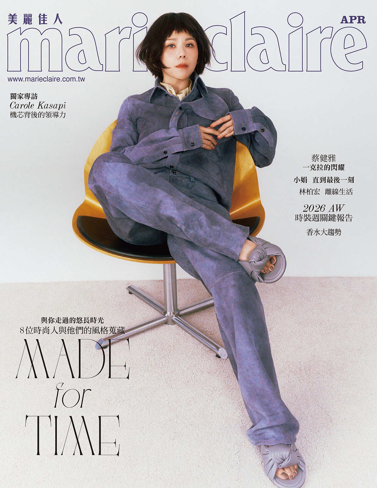 麂皮造型夾克、麂皮造型長褲、絲質斜紋領巾、造型耳環、灰色穆勒鞋，All by Bottega Veneta。