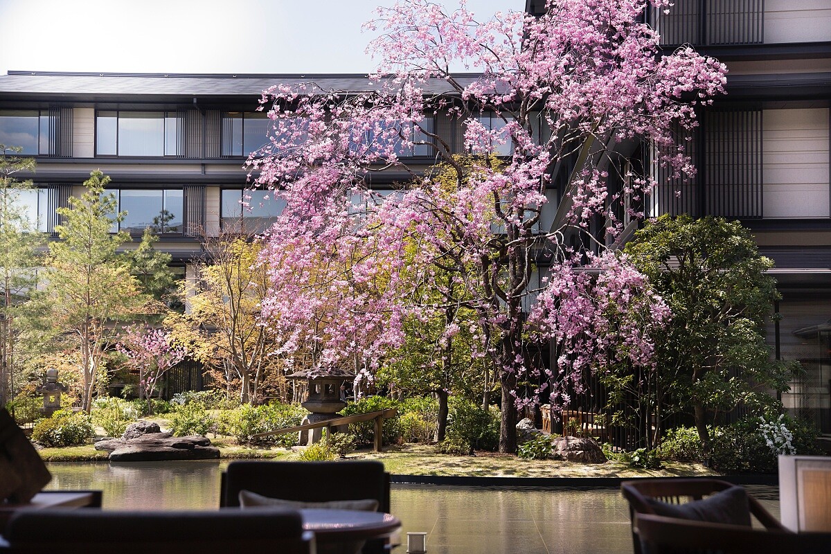 四季流轉的庭園景色,實踐了「庭屋一如」的想法。
