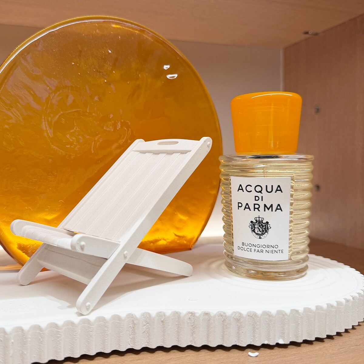 Acqua di Parma早安系列淡香精瓶身特別採用直紋玻璃。