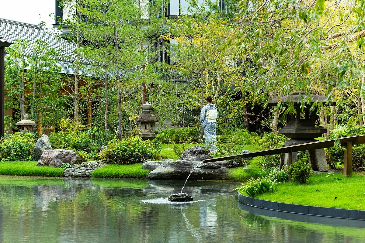 所有餐飲設施皆環繞中庭花園。