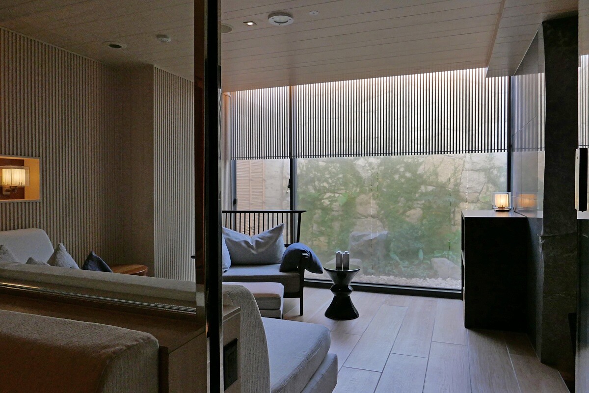 私人溫泉浴池休憩空間。