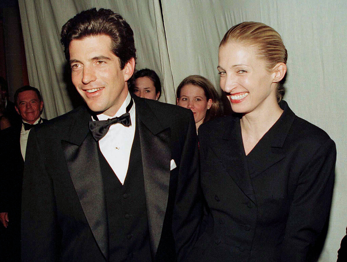 美國知名編劇及導演Ryan Murphy最新作品《American Love Story》重現「美國最後王室」的愛情悲劇，從政治光環、時尚地位到1999年的飛機失事，逃不過的甘迺迪家族詛咒至今仍讓人心痛，但也因為這段故事，重新喚回90年代的風潮。