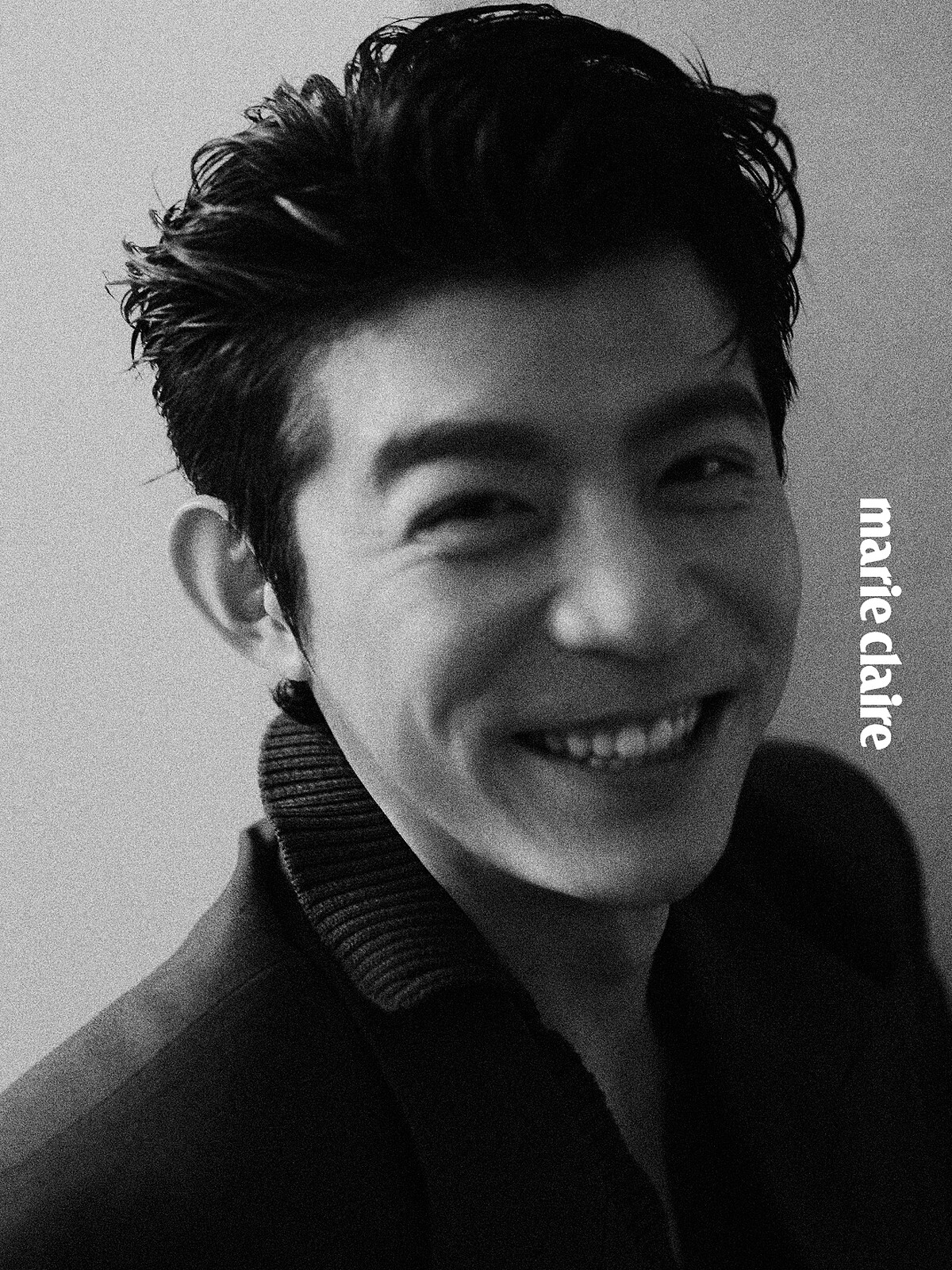 深藍色西裝外套， Ferragamo;深藍色針織上衣，Fendi。