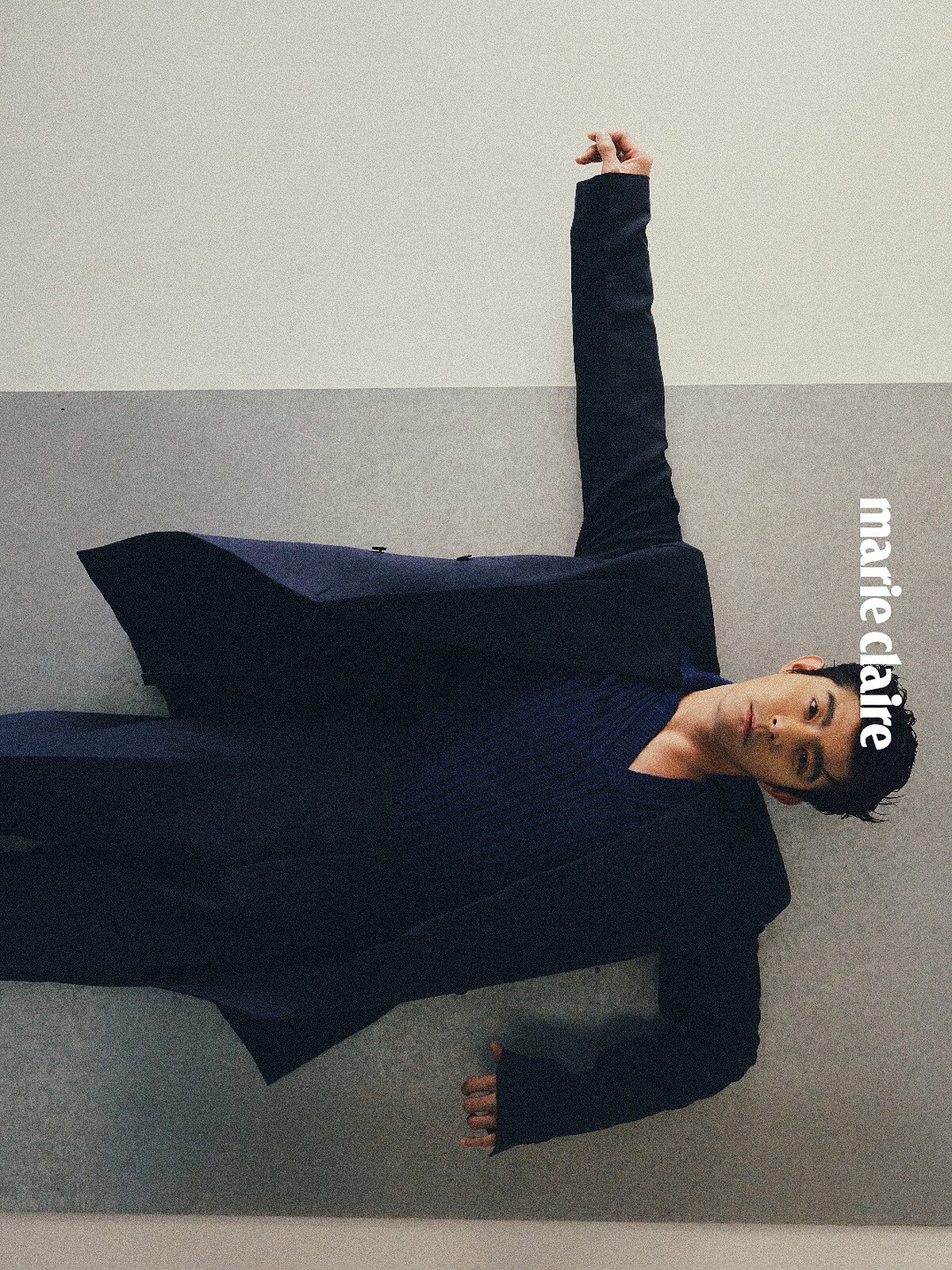 深藍色西裝外套、深藍色西裝長褲，both by Ferragamo;深藍色針織上衣，Fendi。