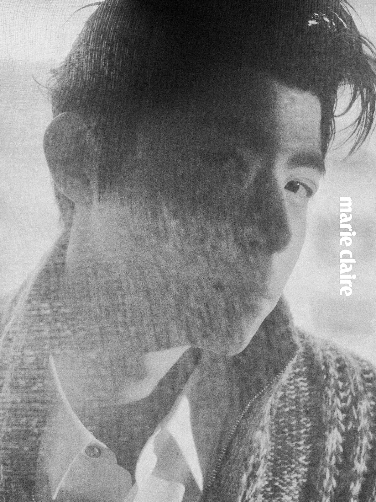 開領拉鍊紫色毛衣、白色襯衫，both by Louis Vuitton。