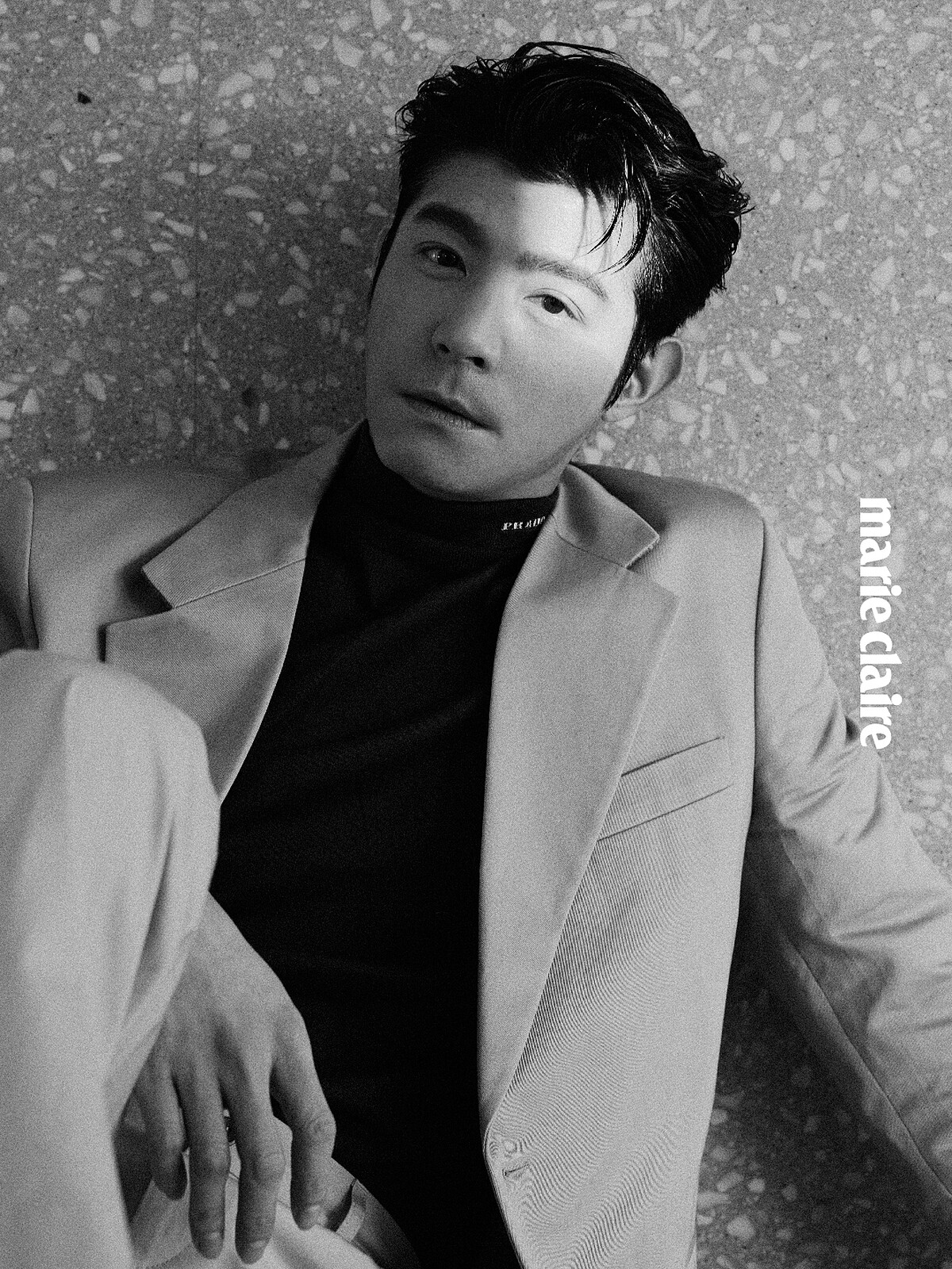 卡其色西裝外套、高領上衣、粉色西裝褲，all by Prada。