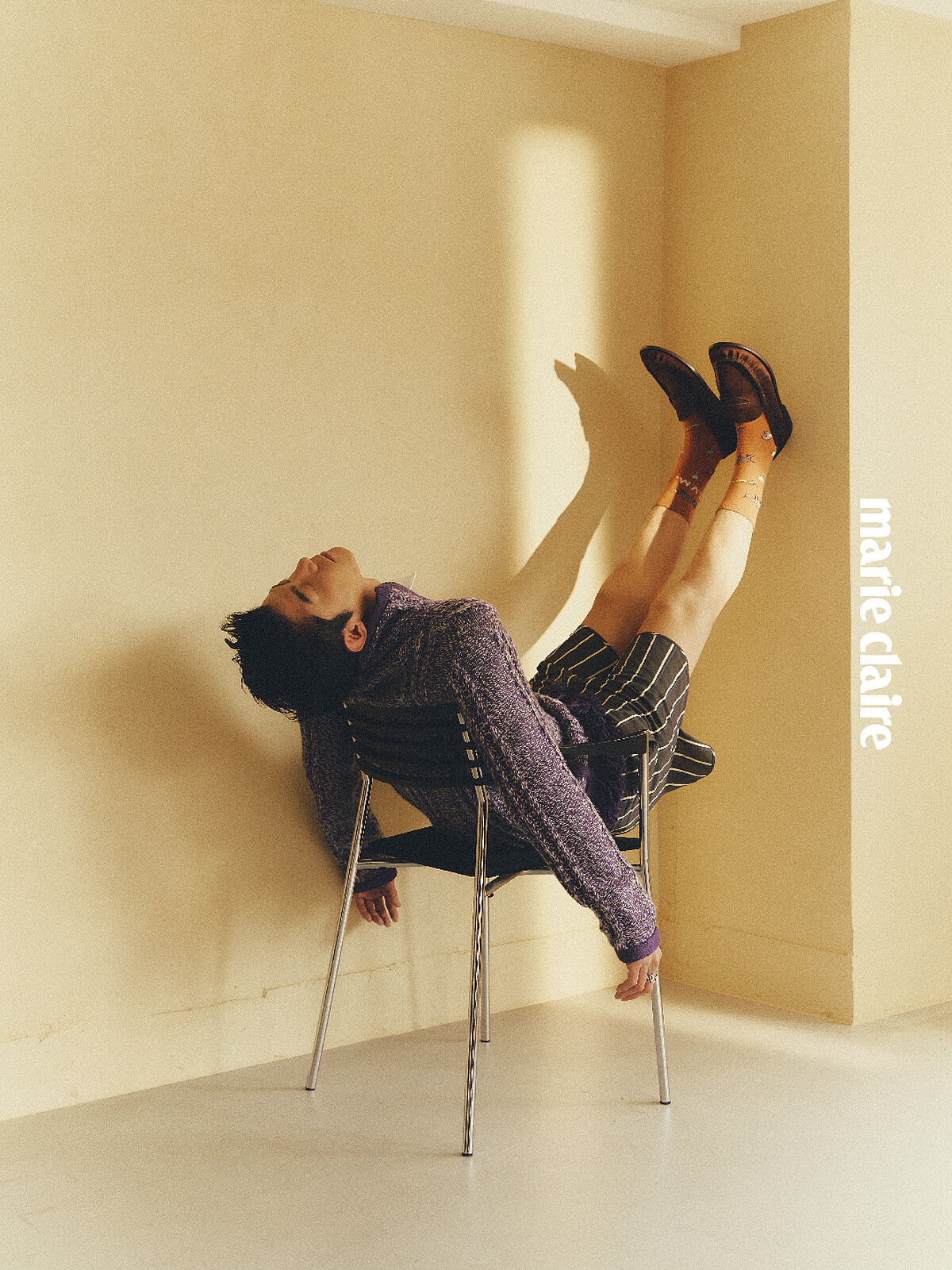 深藍色西裝外套、深藍色西裝長褲，both by Ferragamo;深藍色針織上衣，Fendi。