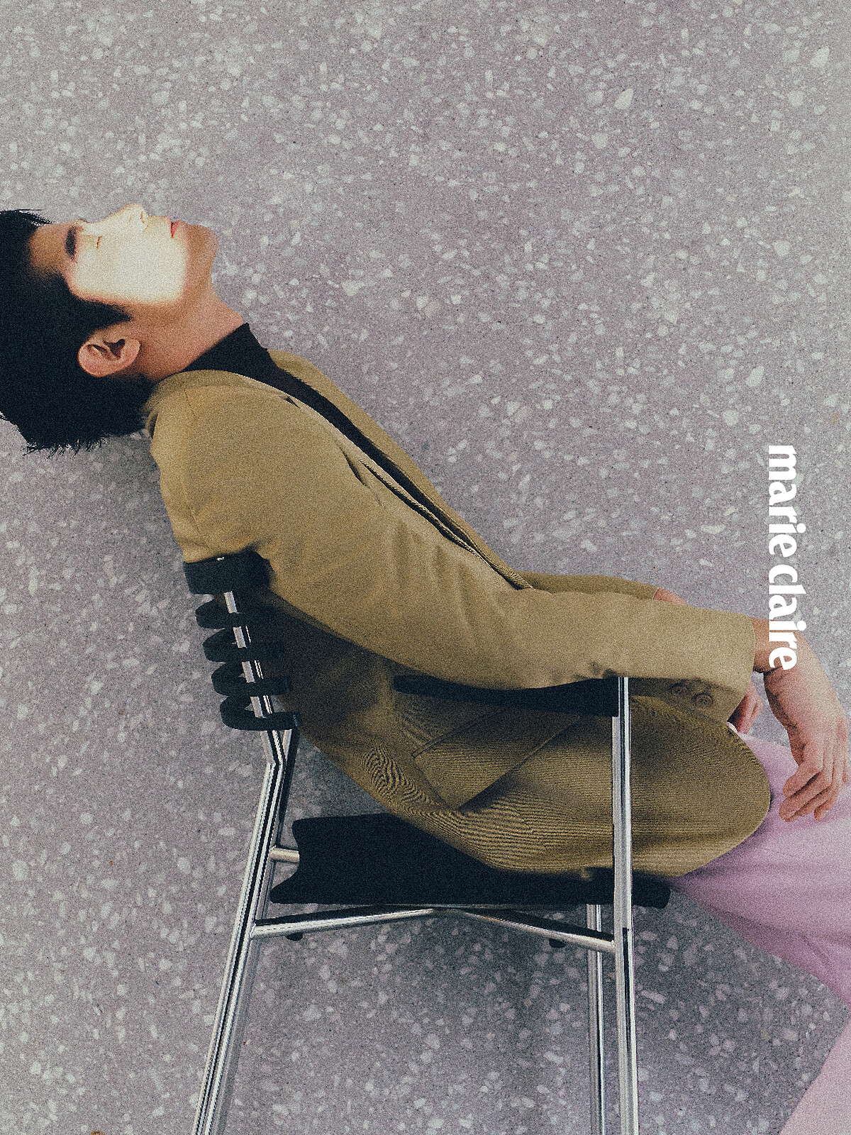 卡其色西裝外套、高領上衣、粉色西裝褲，all by Prada。